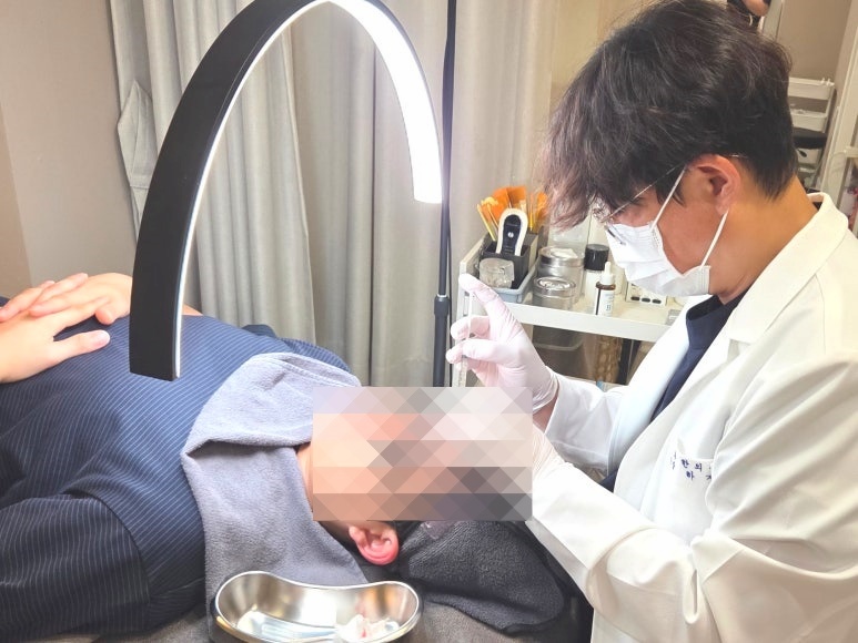 후한의원 원장님의 안면 피부 맞춤 시술 진행 모습